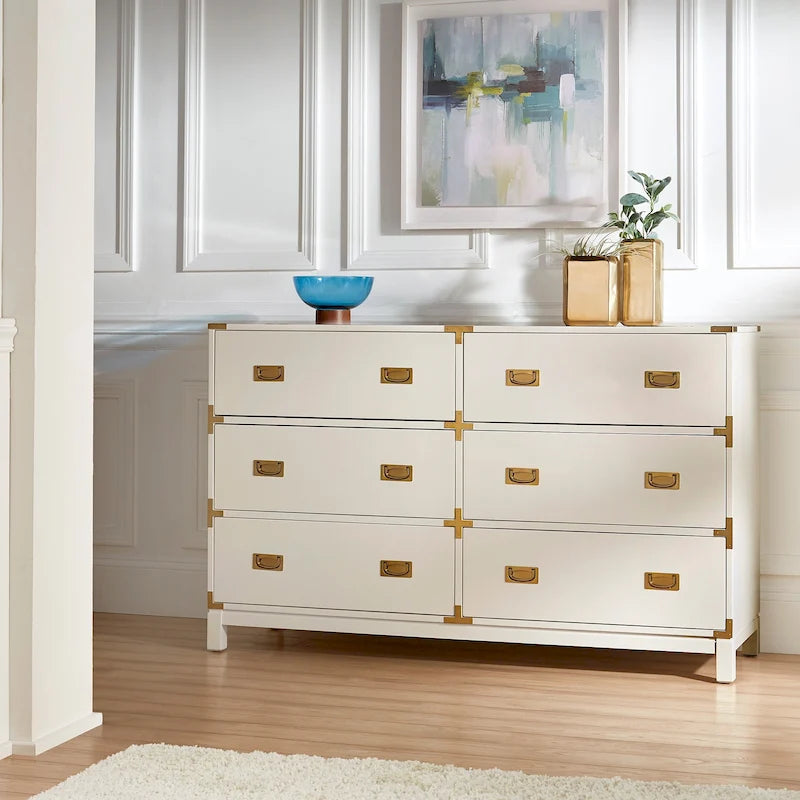 Commode de campagne à accents dorés