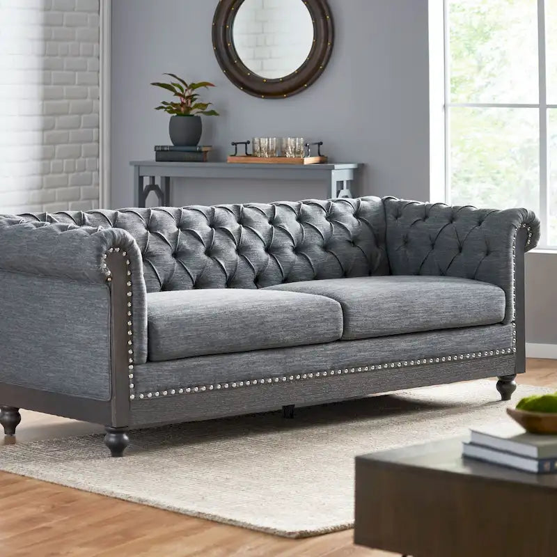 Série de canapés Chesterfield cloutés — 199,9 cm (L) x 85,1 cm (l) x 71,1 cm (H)