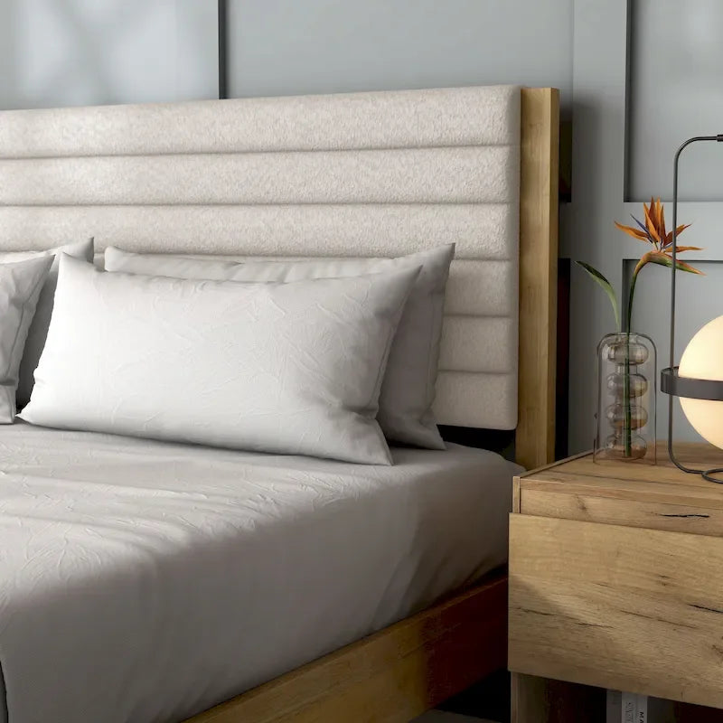 Lit plateforme double matelassé capitonné rayé de style moderne avec base à lattes en bois massif