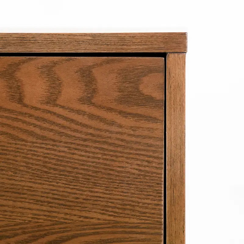 Série de tables de chevet à deux tiroirs en noyer de style médiéval