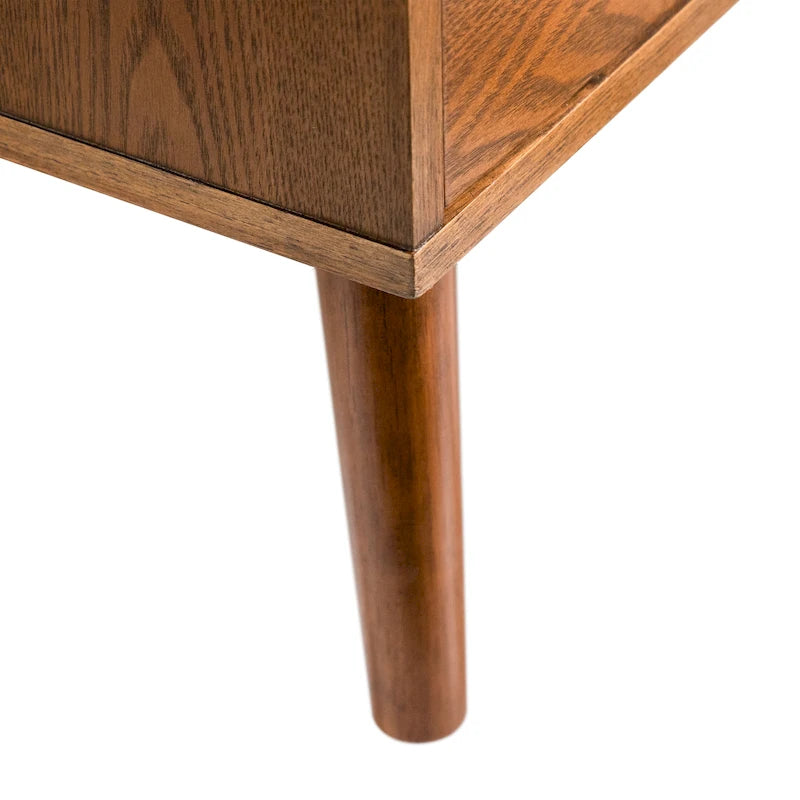 Série de tables de chevet à deux tiroirs en noyer de style médiéval